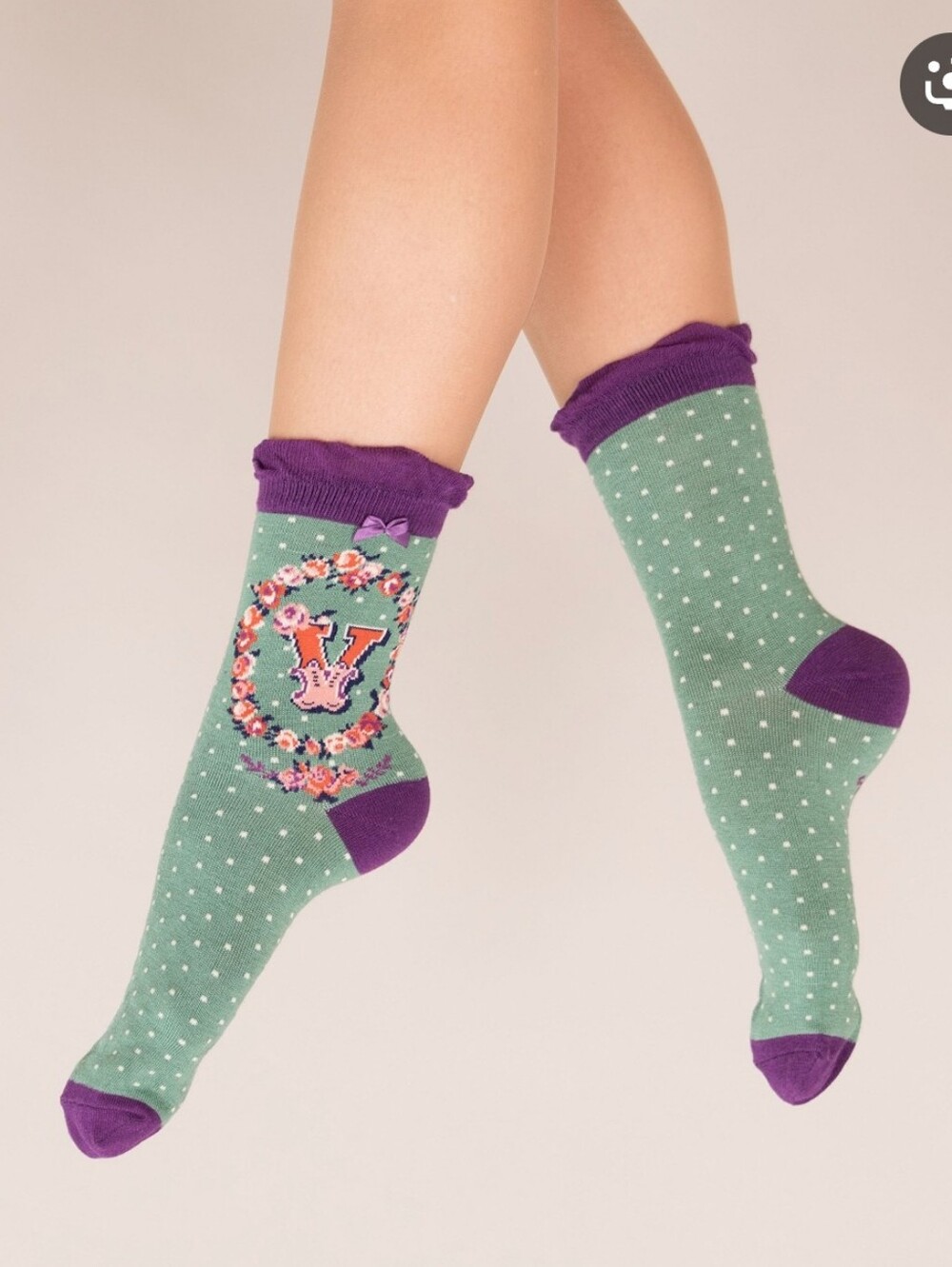Powder Alphabet Initial "V" Bamboo Ankle Socks